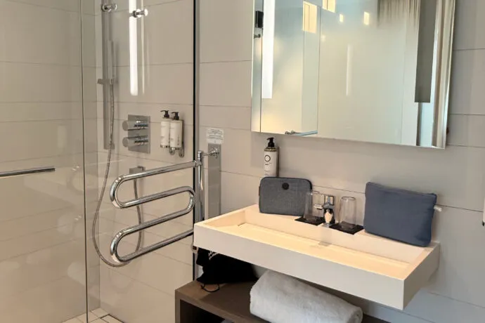 Functional and bright shower room in a Classic room.