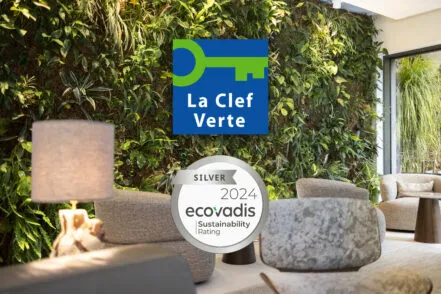 Logo La Clef Verte avec clé stylisée et badge Ecovadis 2024 Silver, devant un espace détente de l’hôtel entouré de végétation.