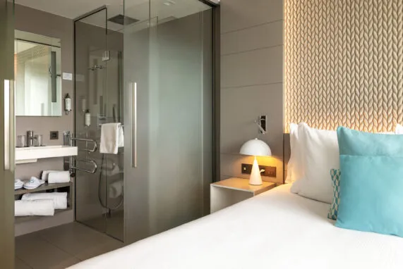 Salle de douche moderne d’une chambre Classique ouverte sur la chambre, équipements contemporains et décoration design.