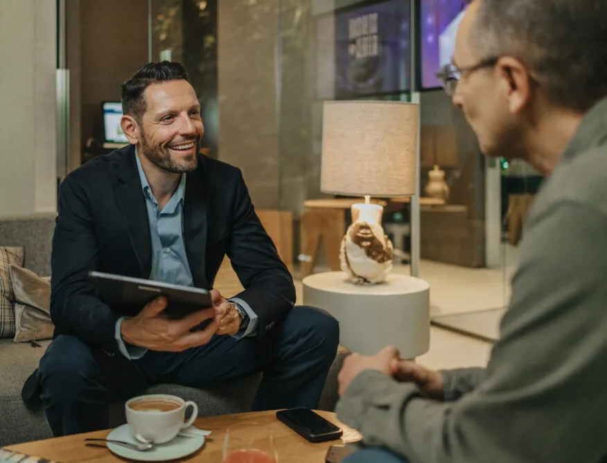 Professionnel vu de dos, travaillant au calme dans le business corner isolé de l'hôtel.