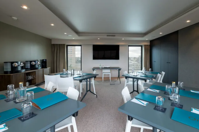 Empty seminar room in a U-shape layout awaiting participants.