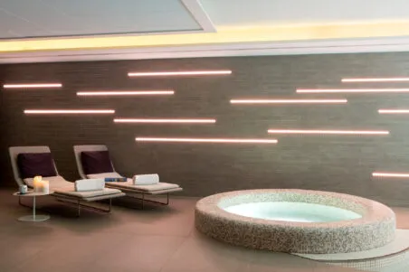 Jacuzzi du Saint-Antoine, avec deux chaises longues.