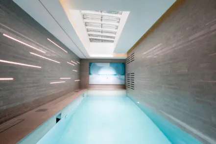 Piscine du Saint-Antoine, baignée de lumière grâce à un large puits de lumière.