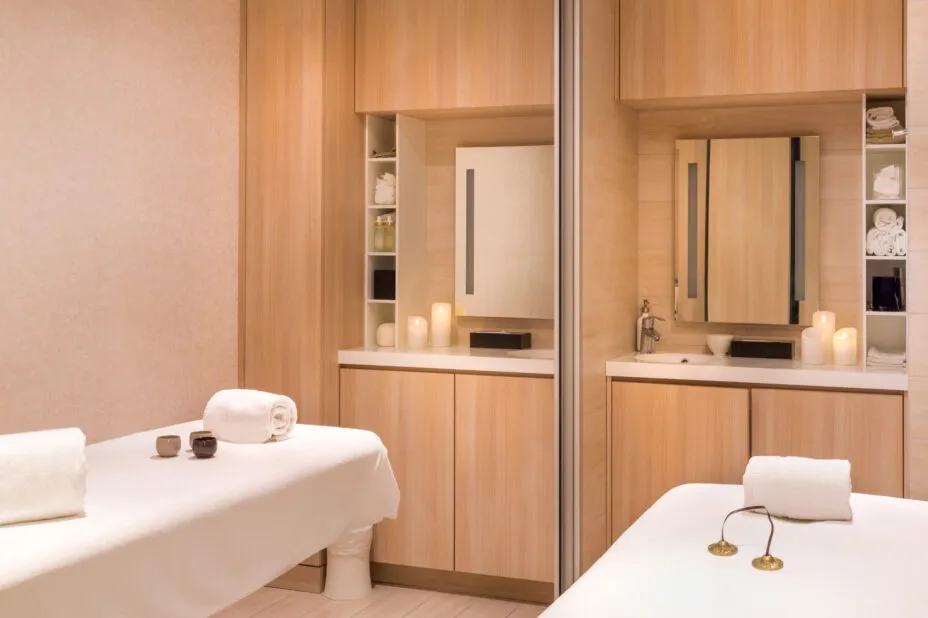 Les deux cabines de soins de l'institut, en configuration Duo, avec tables de massage.