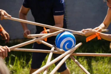 Gros plan sur un ballon lors d’un jeu d’agilité en groupe en extérieur à l’hôtel.